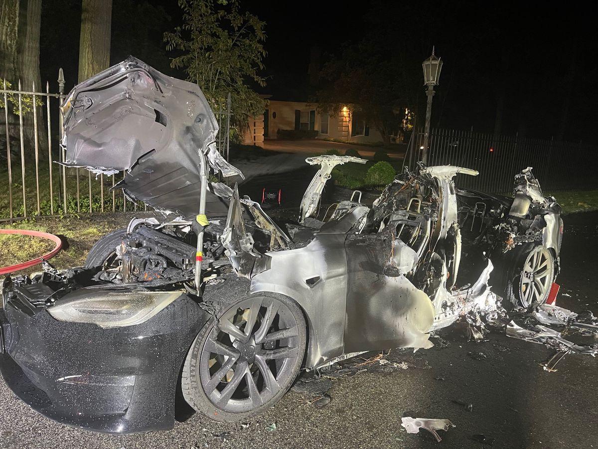 1625309278 tesla on fire 3 - یک تسلا مدل S Plaid در پنسیلوانیا دچار آتش سوزی شد و مدت کوتاهی راننده در آن گرفتار شد