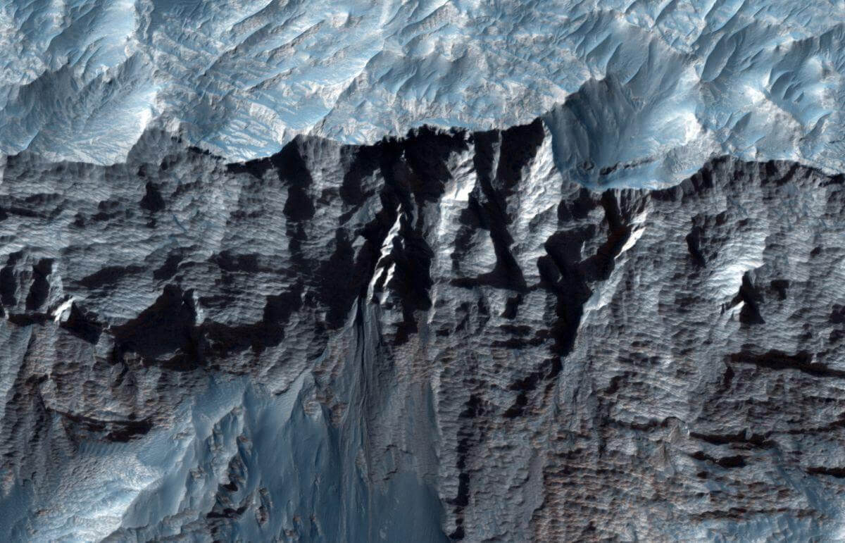 1609995649 otswyhs - دو تصویر جدید ناسا از دره Valles Marineris در سطح مریخ