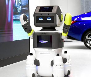 1611678997 kia robot 1 1280x720 1 295x250 - ربات هوشمند DAL-e دستاورد جدید هیوندای در خدمات مشتری مداری