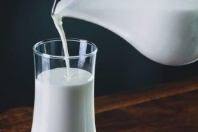 1619367197 milk main uns 1280x720 1 285x190 - مطالعات نشان داده مصرف شیر ممکن است موجب کوتاهی عمر شود