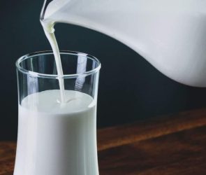 1619367197 milk main uns 1280x720 1 295x250 - مطالعات نشان داده مصرف شیر ممکن است موجب کوتاهی عمر شود