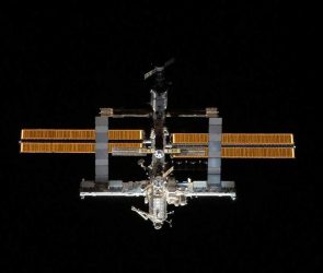 1621252394 iss black 1280x720 1 295x250 - تیم روسی برای فیلم برداری اولین فیلم در فضا به ایستگاه فضایی بین المللی پرواز خواهد کرد
