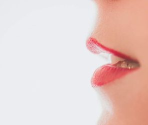 1626910725 scientists make bad breath detection gadget 1280x720 1 295x250 - دانشمندان یک وسیله کوچک برای کاهش پارانویای بوی بد دهان اختراع کردند