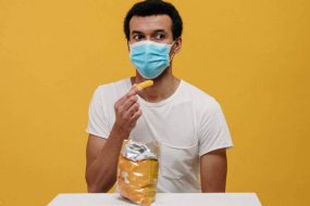 1613774871 eating with mask on pexels cottonbro 3951859 1 1280x720 1 285x190 - سازمان FDA بار دیگر عدم شیوع ویروس کرونا توسط غذا و بسته بندی مواد غذایی را تایید کرد
