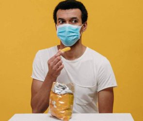 1613774871 eating with mask on pexels cottonbro 3951859 1 1280x720 1 295x250 - سازمان FDA بار دیگر عدم شیوع ویروس کرونا توسط غذا و بسته بندی مواد غذایی را تایید کرد