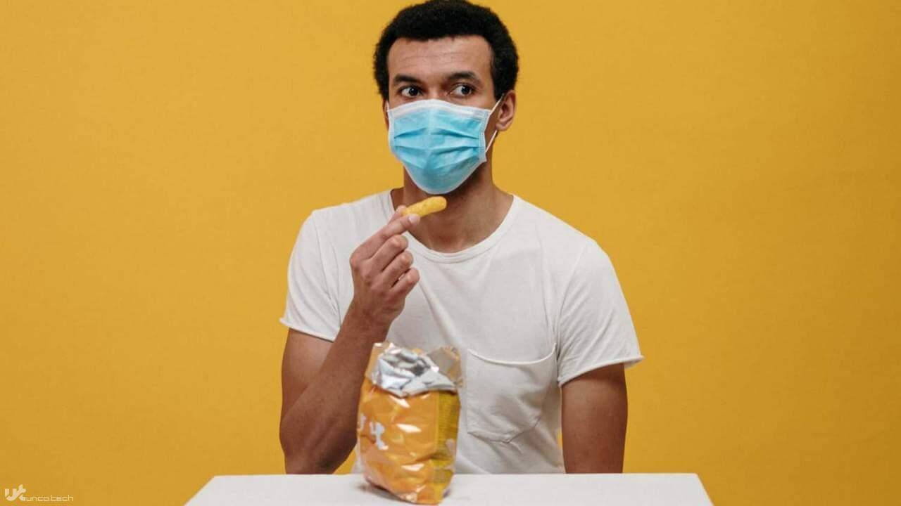 1613774871 eating with mask on pexels cottonbro 3951859 1 1280x720 1 - سازمان FDA بار دیگر عدم شیوع ویروس کرونا توسط غذا و بسته بندی مواد غذایی را تایید کرد