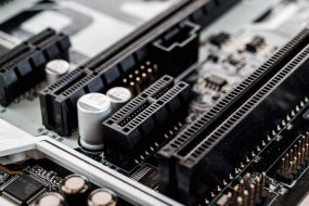 pcie slots on motherboard 1280x720 1 285x190 - درگاه PCIe 6.0 سرعتی دوبرابر نسل قبلی را خواهد داشت