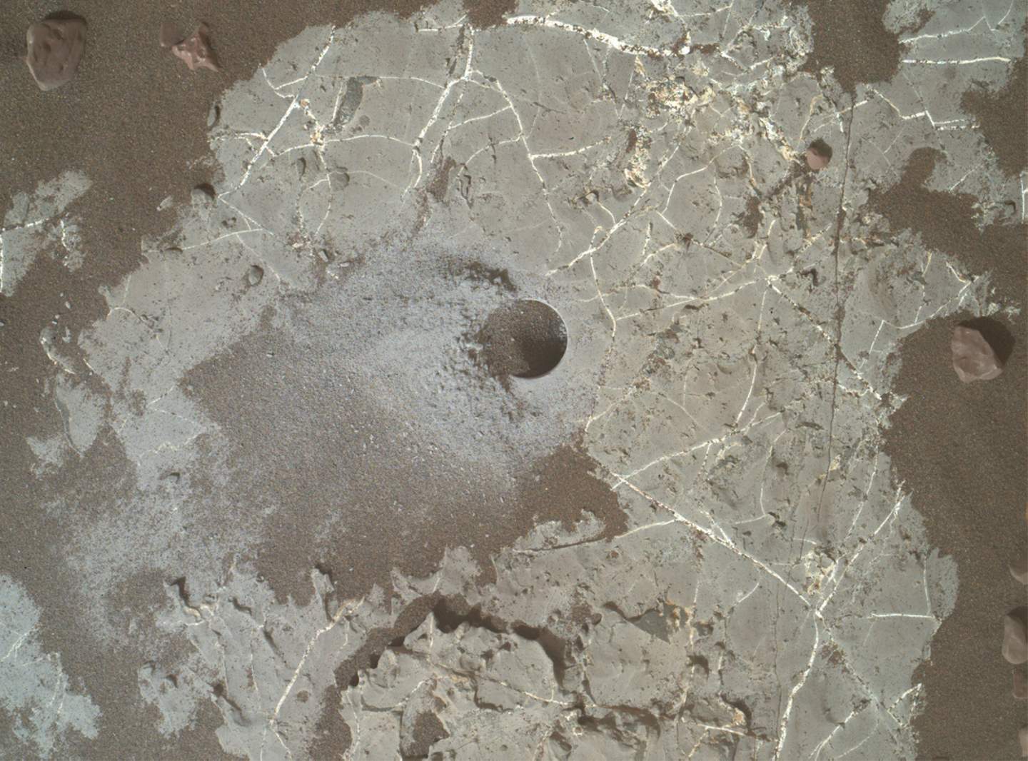 highfielddrillhole - کاوشگر کنجکاوی ناسا این روزها بر روی مریخ به چه کاری مشغول است؟