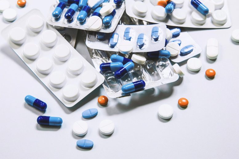 Pharmaceuticals Capsules Tablets Pills 777x518 1 - داروهای رایج بر پاسخ سیستم ایمنی بدن ما به عفونت هایی مانند COVID-19 تأثیر می گذارند