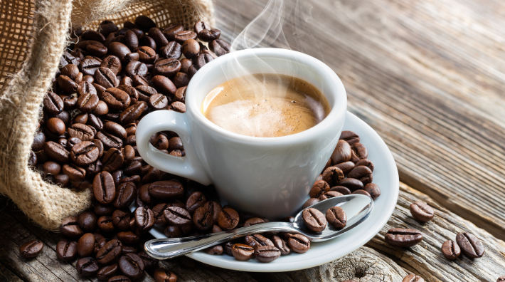 espresso coffee cup with beans on table restricted - قهوه روزانه ممکن است برای بیماری های قلبی مفید باشد و به شما کمک کند عمر طولانی تری داشته باشید