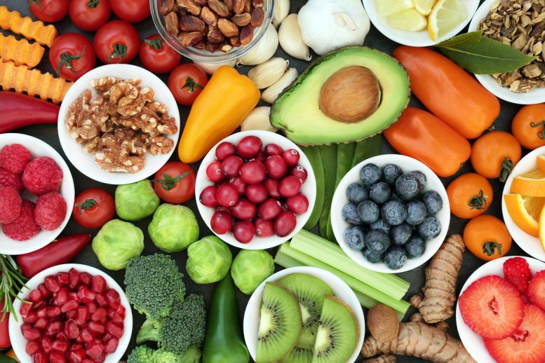 Assorted Healthy Super Foods 777x518 1 - ۷ دروغ درباره غذاهای سالمی که آنقدرها هم سالم نیستند!