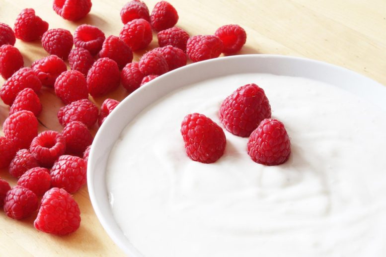 Yogurt and Raspberries 777x518 1 - ۷ دروغ درباره غذاهای سالمی که آنقدرها هم سالم نیستند!