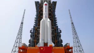 به بالا نگاه نکنید: تقویت کننده موشک چینی ممکن است در جایی از زمین سقوط کند