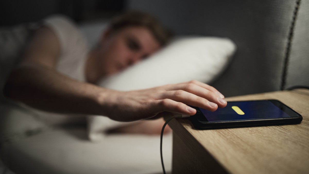 چرا قبل از خواب نباید از گوشی همراه استفاده کرد؟