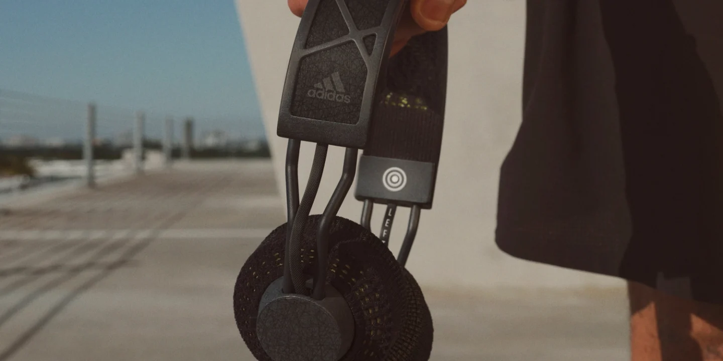 Adidas RPT 02 SOL headphones lifestyle in hand 1440x720 - هدفون جدید آدیداس با قابلیت شارژ از طریق نور اتاق