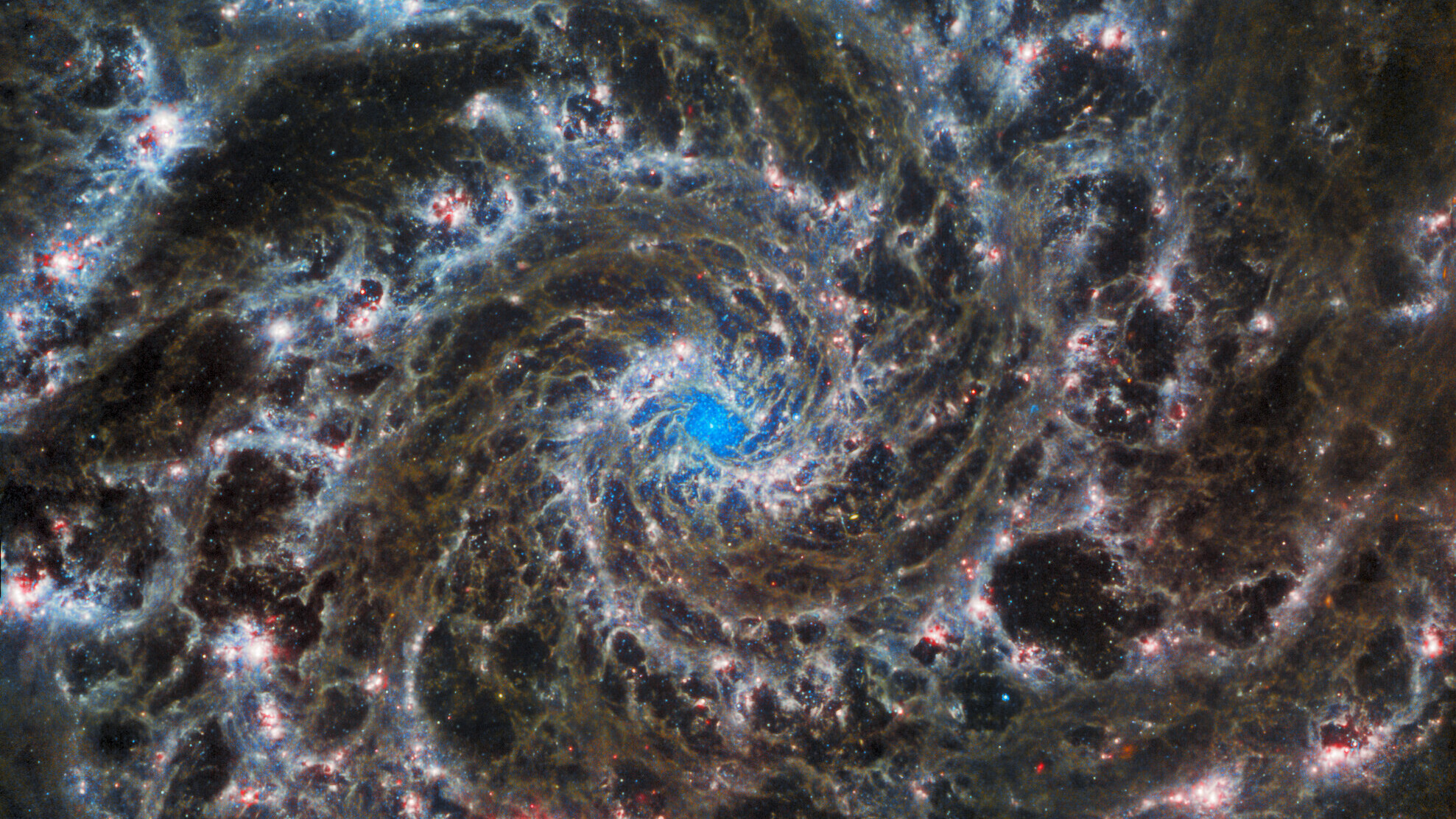 Heart of the Phantom Galaxy - همکاری تلسکوپ فضایی هابل و جیمز وب برای به نمایش گذاری تصاویر خیره کننده از کهکشان فانتوم