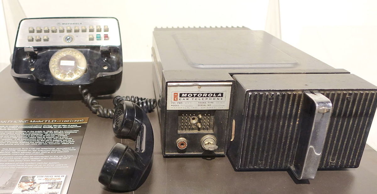 Motorola Carphone Model TLD 1100 1964 view 1   National Electronics Museum   DSC00184 - تحول چشم گیر تلفن های همراه از گذشته تا به حال