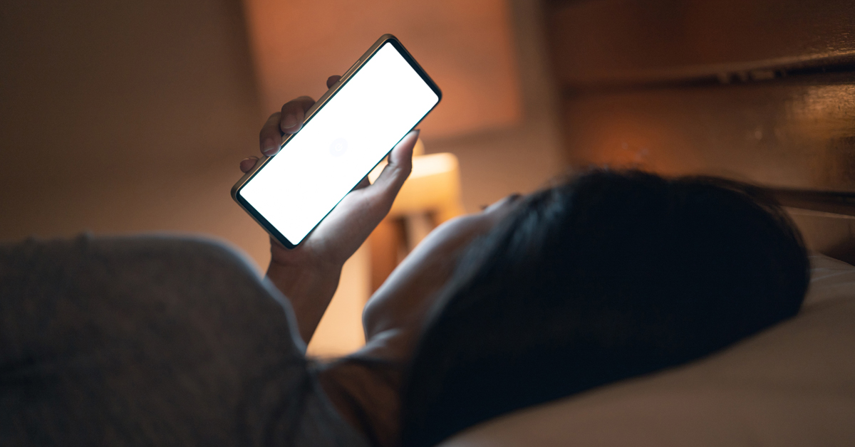 چرا قبل از خواب نباید از گوشی همراه استفاده کرد؟