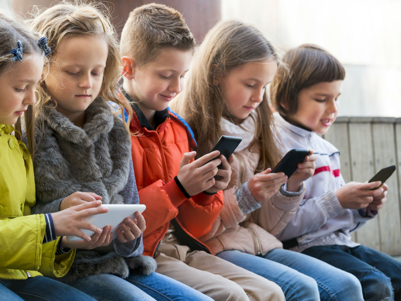 an age by age guide for when your kid should get a smartphone - تنظیمات کنترل های والدین چیست و چطور از آن استفاده کنیم؟