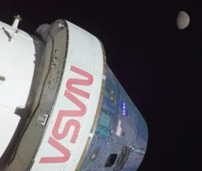 فضاپیمای اوریون پس از پرواز به دور ماه به زمین بازگشت
